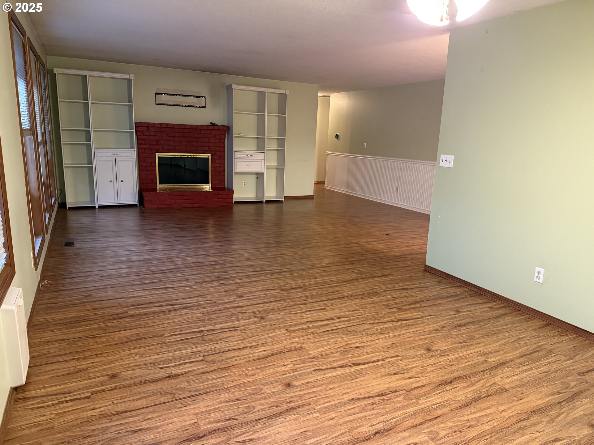 1527 NE LAURELWOOD CIR