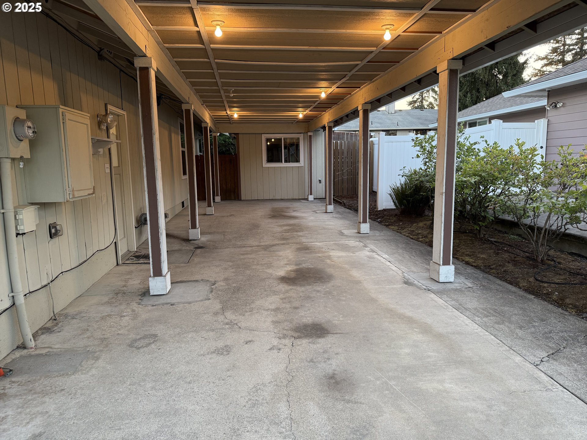 1527 NE LAURELWOOD CIR