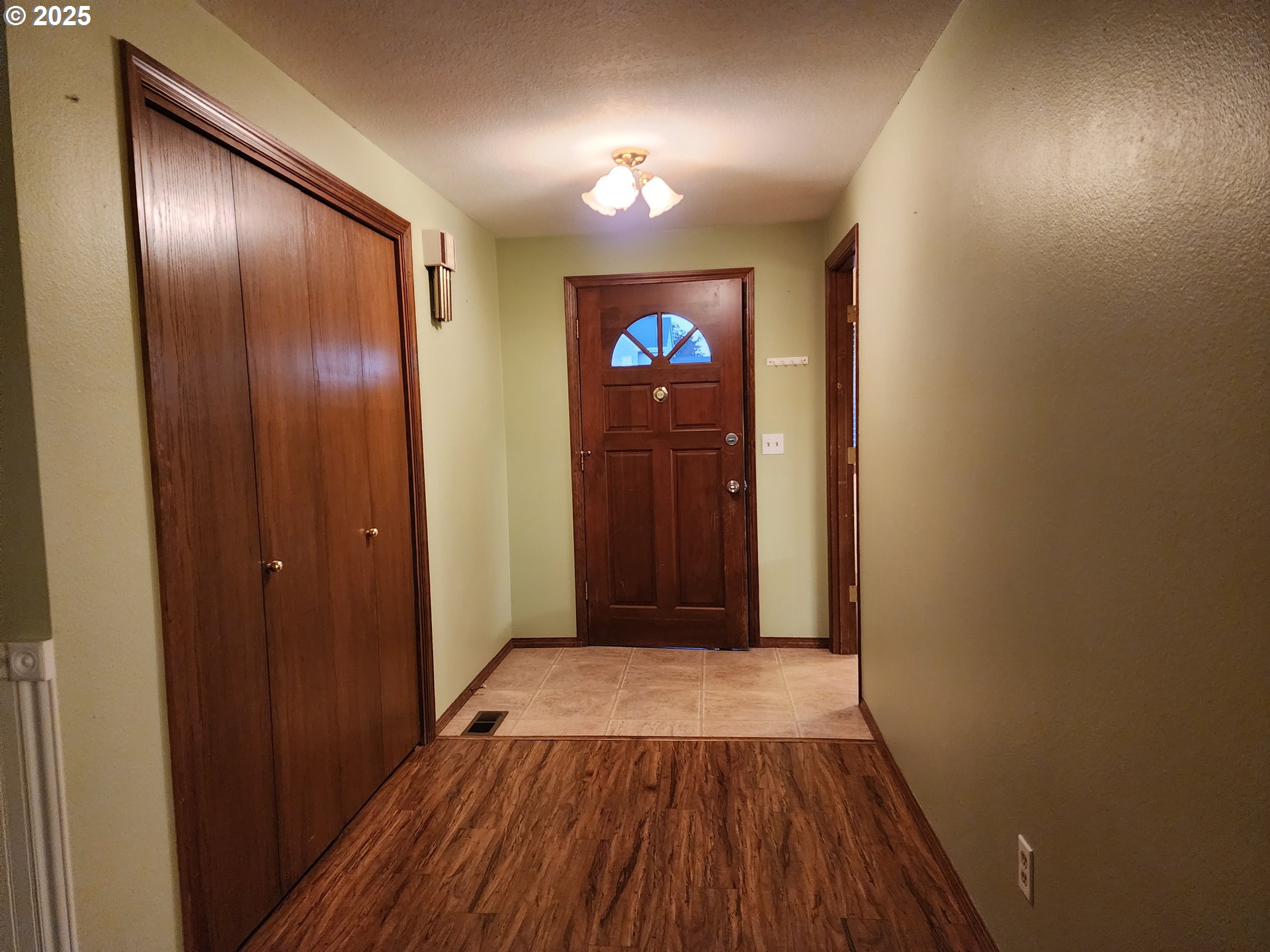 1527 NE LAURELWOOD CIR