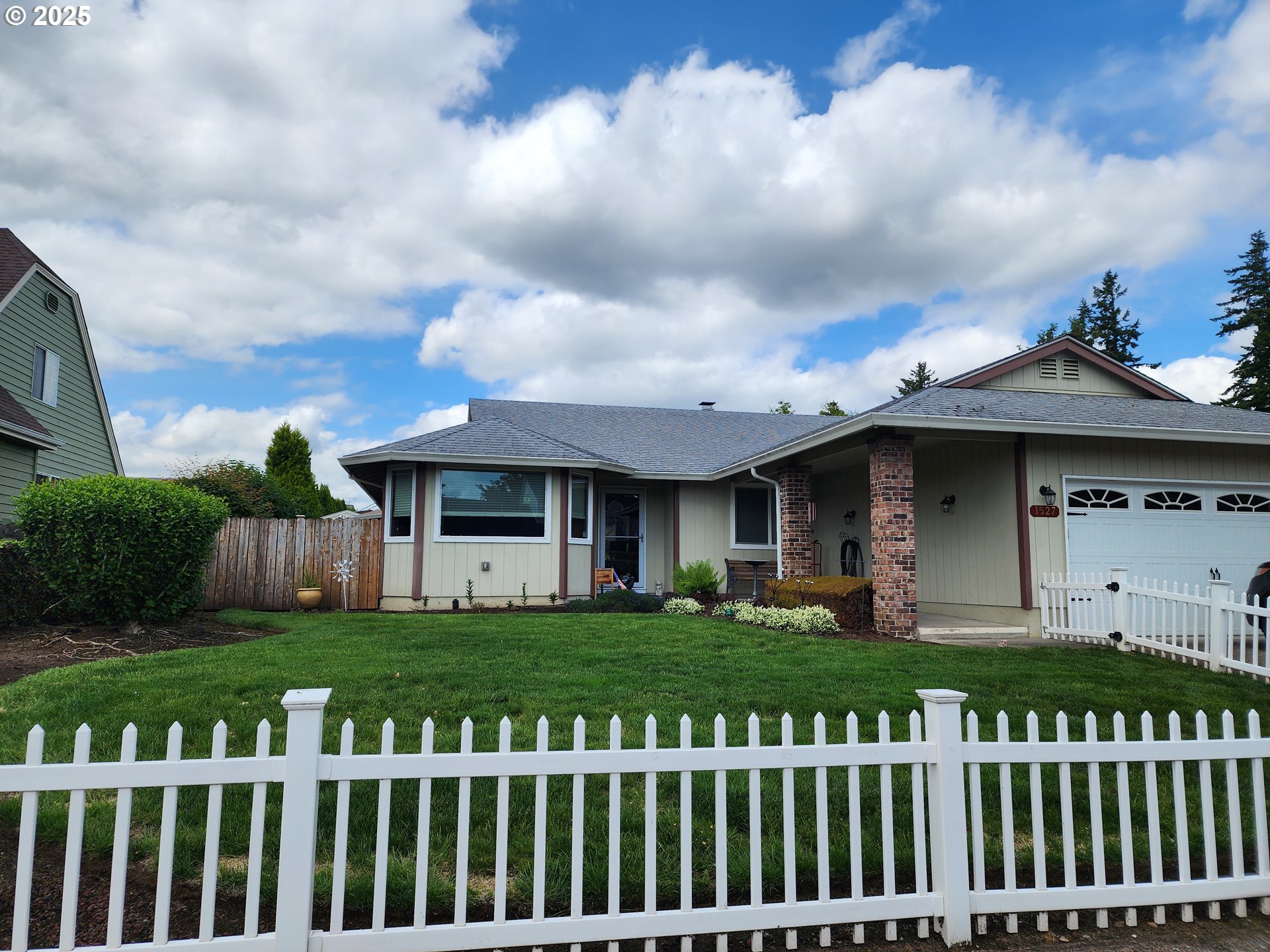 1527 NE LAURELWOOD CIR