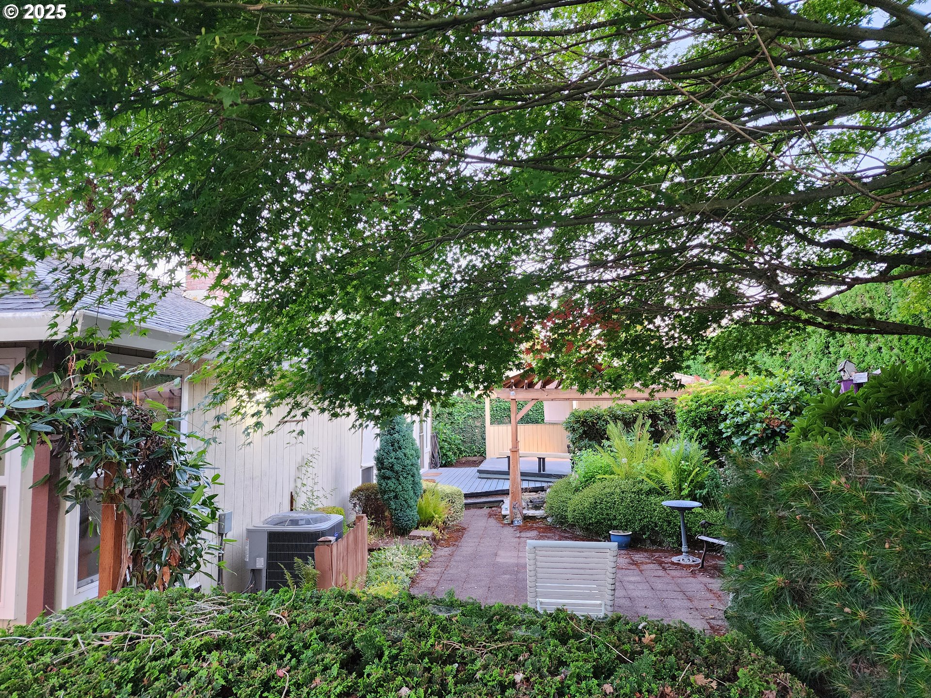 1527 NE LAURELWOOD CIR