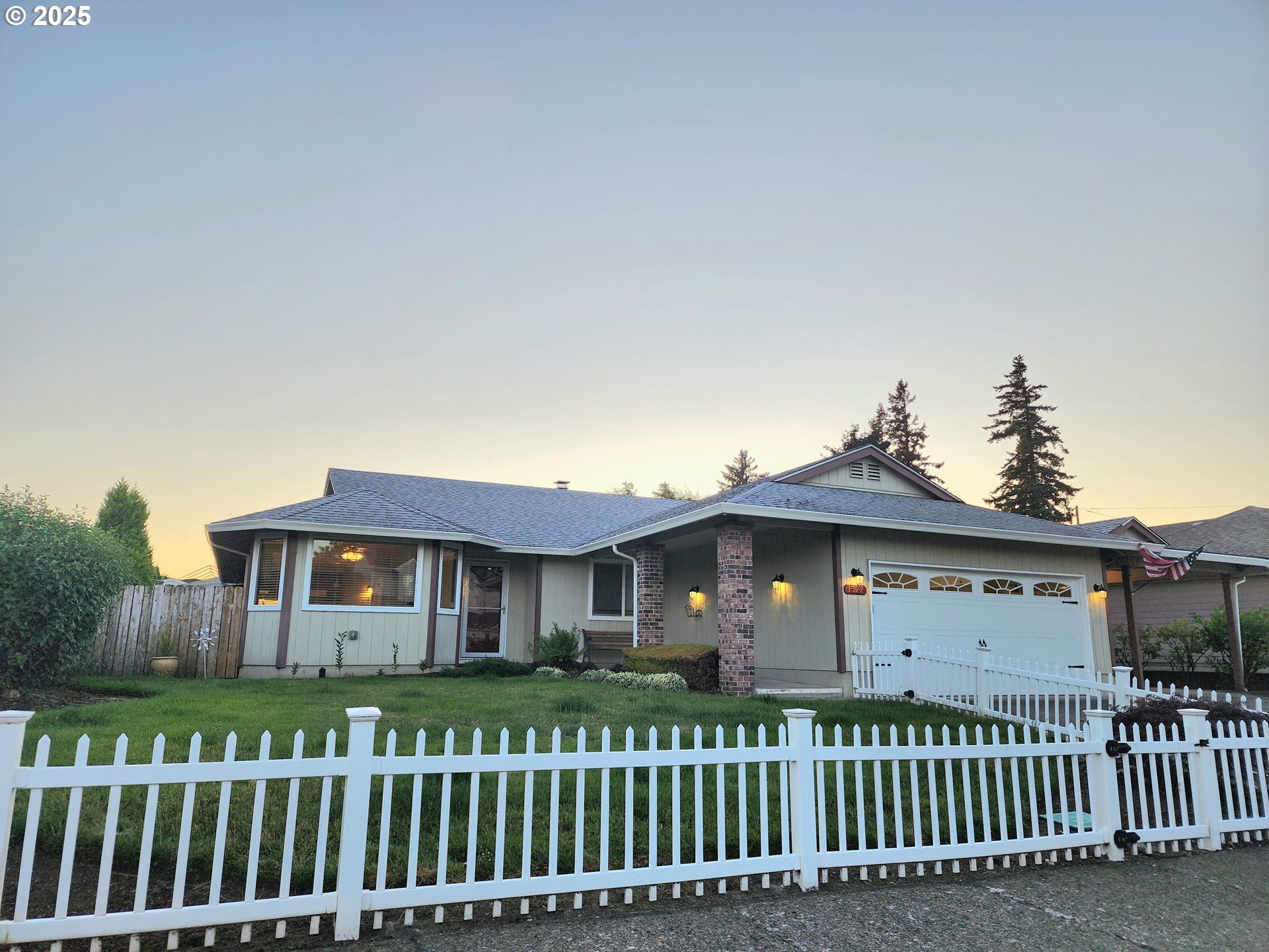 1527 NE LAURELWOOD CIR