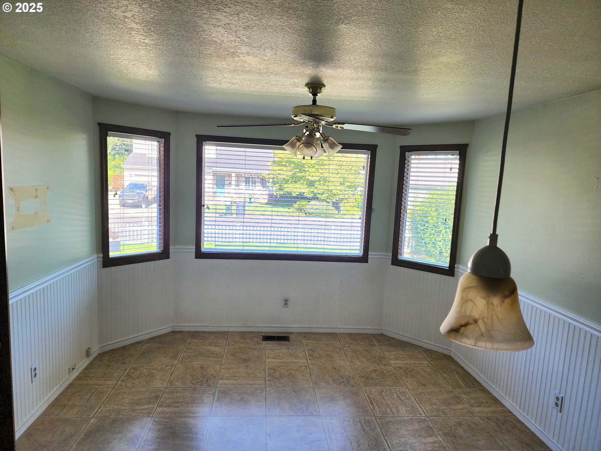 1527 NE LAURELWOOD CIR