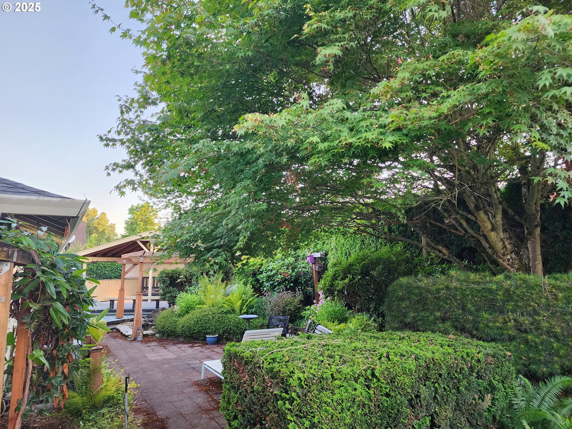 1527 NE LAURELWOOD CIR