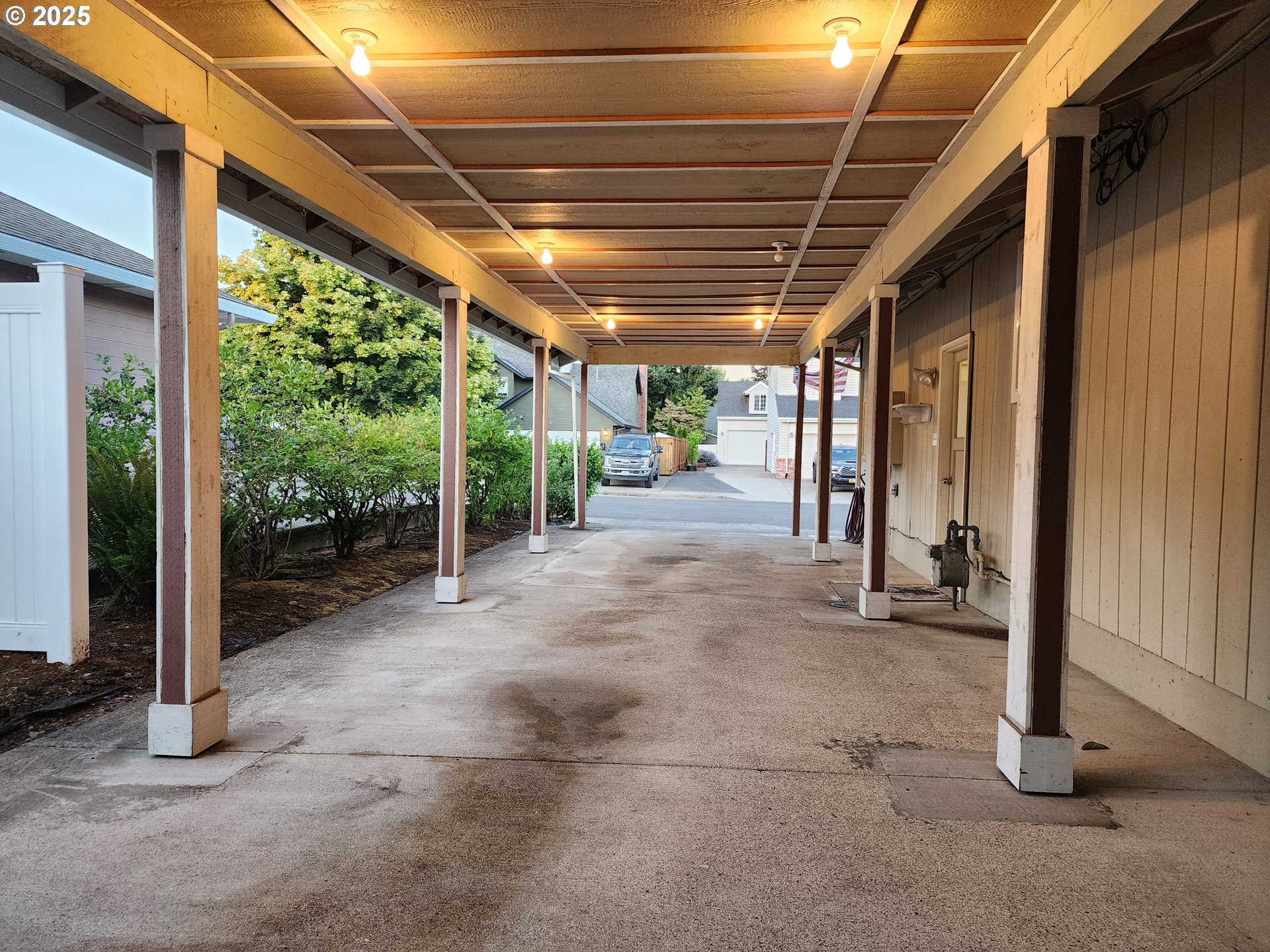 1527 NE LAURELWOOD CIR