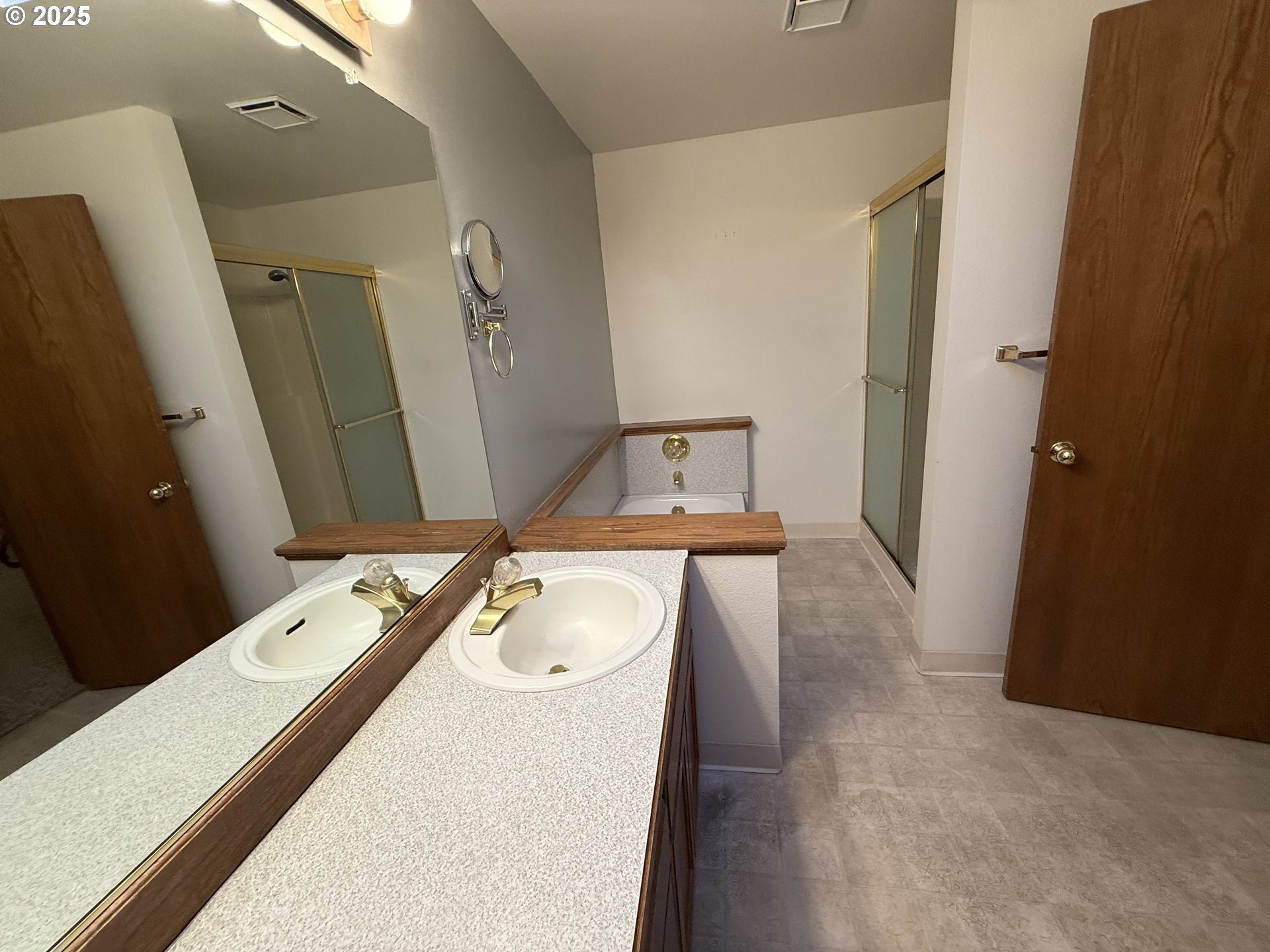 1527 NE LAURELWOOD CIR