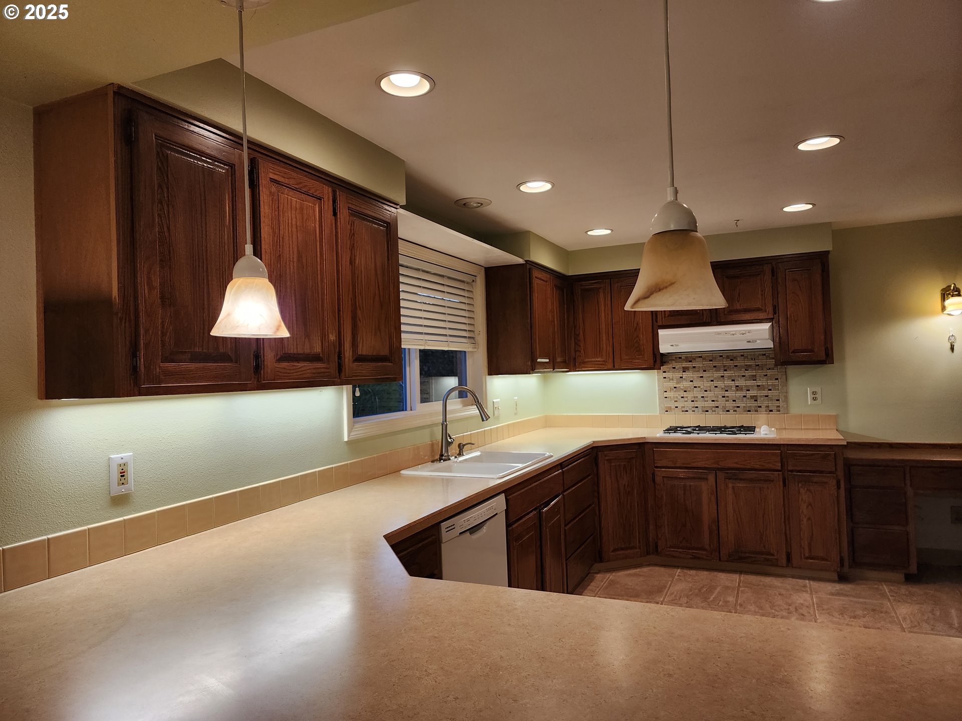 1527 NE LAURELWOOD CIR