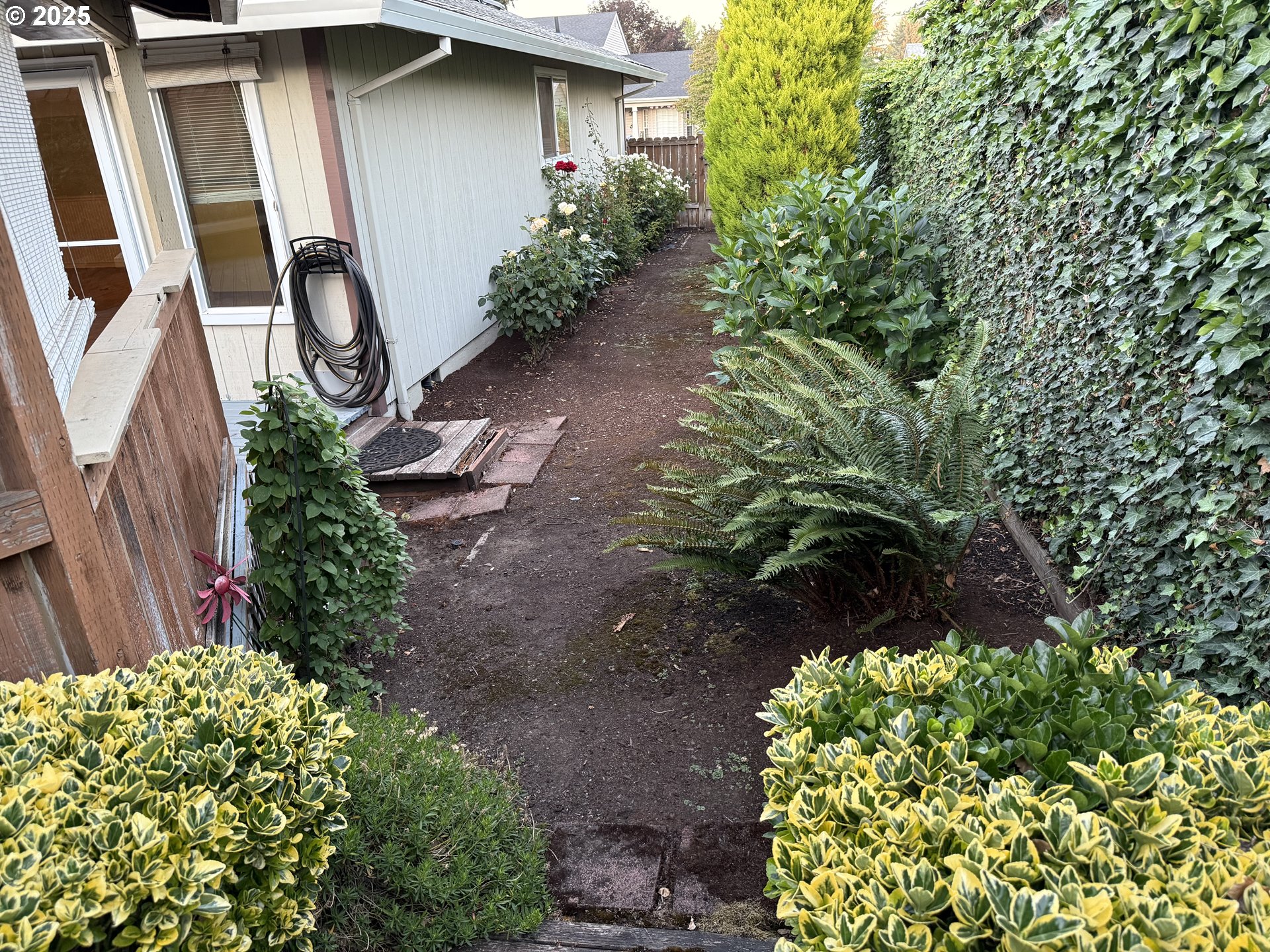 1527 NE LAURELWOOD CIR