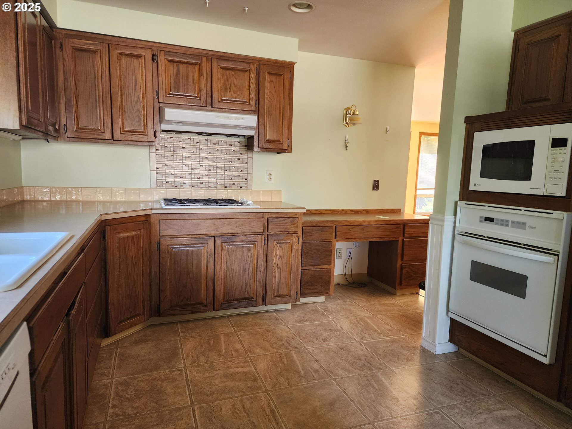 1527 NE LAURELWOOD CIR