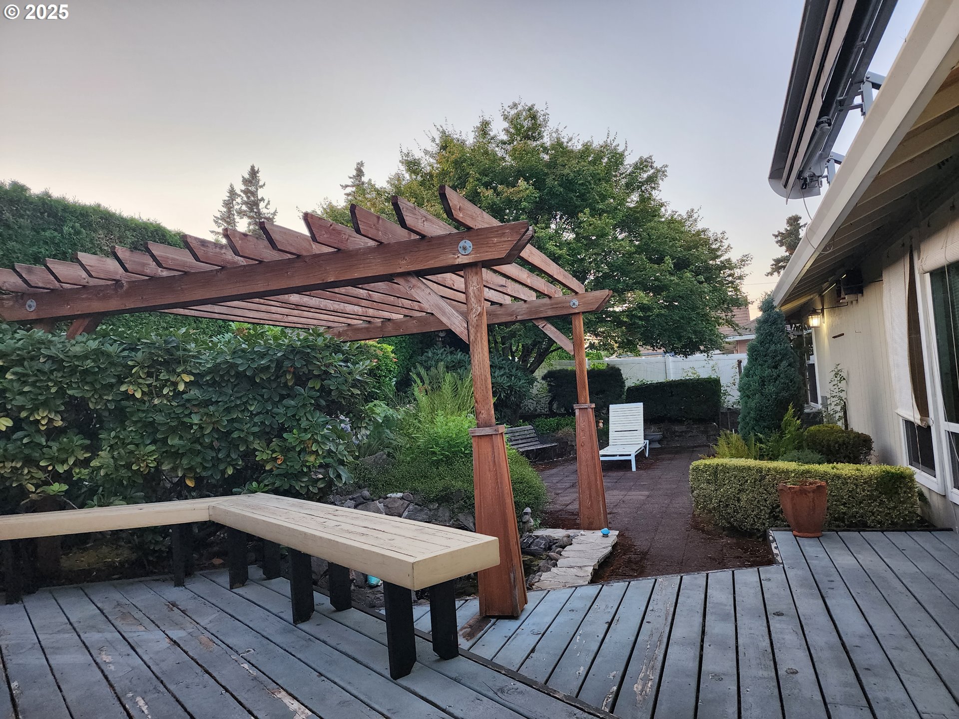 1527 NE LAURELWOOD CIR