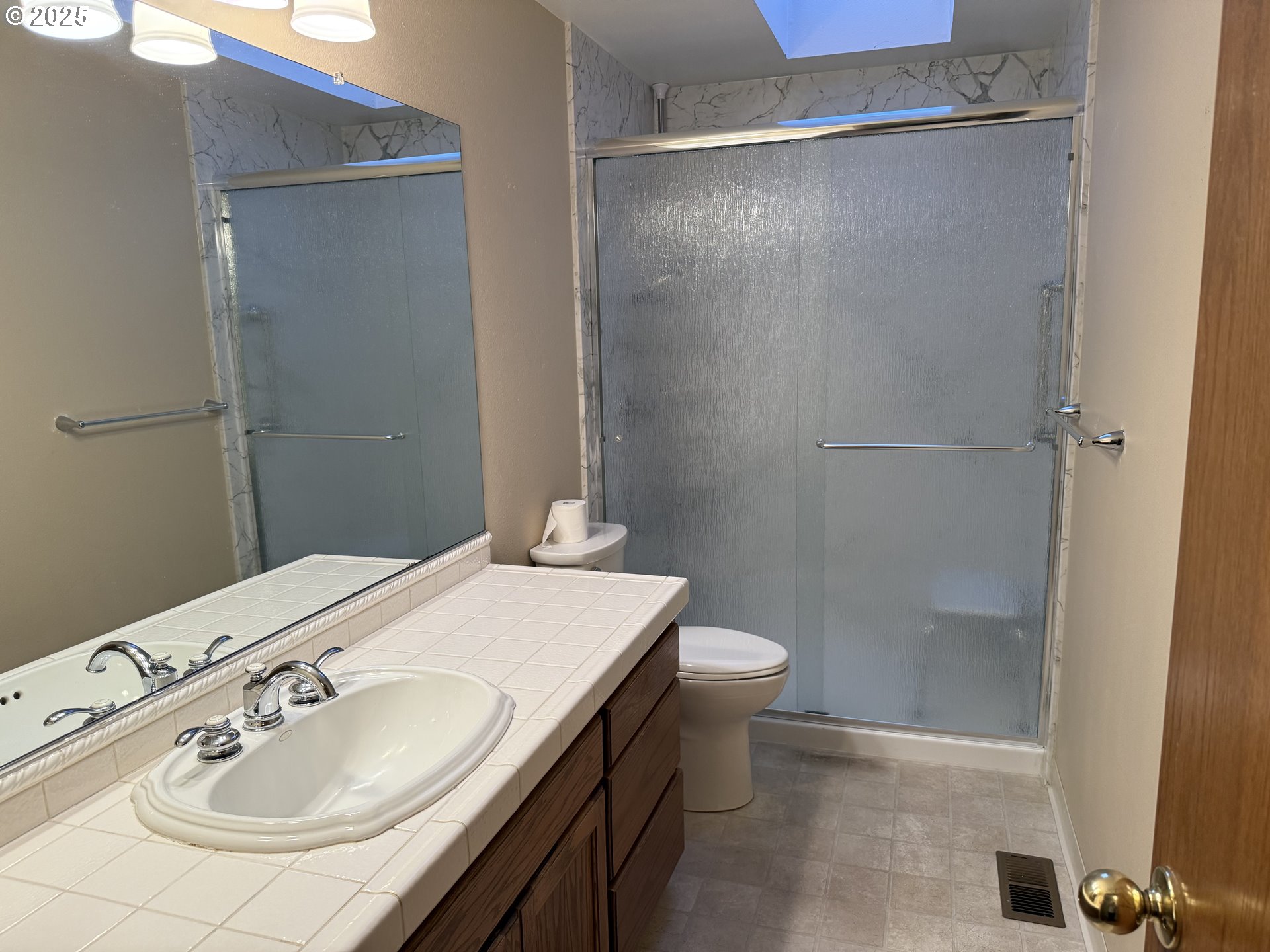 1527 NE LAURELWOOD CIR