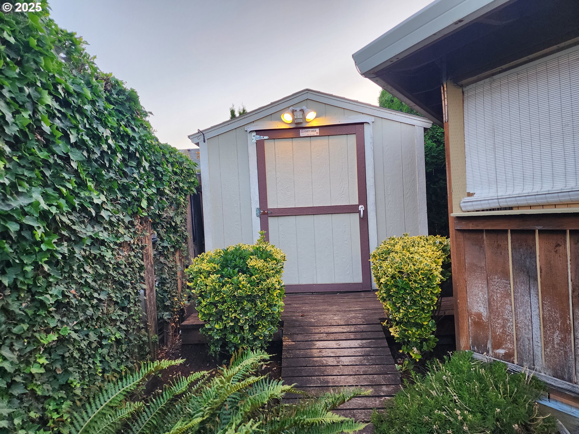 1527 NE LAURELWOOD CIR