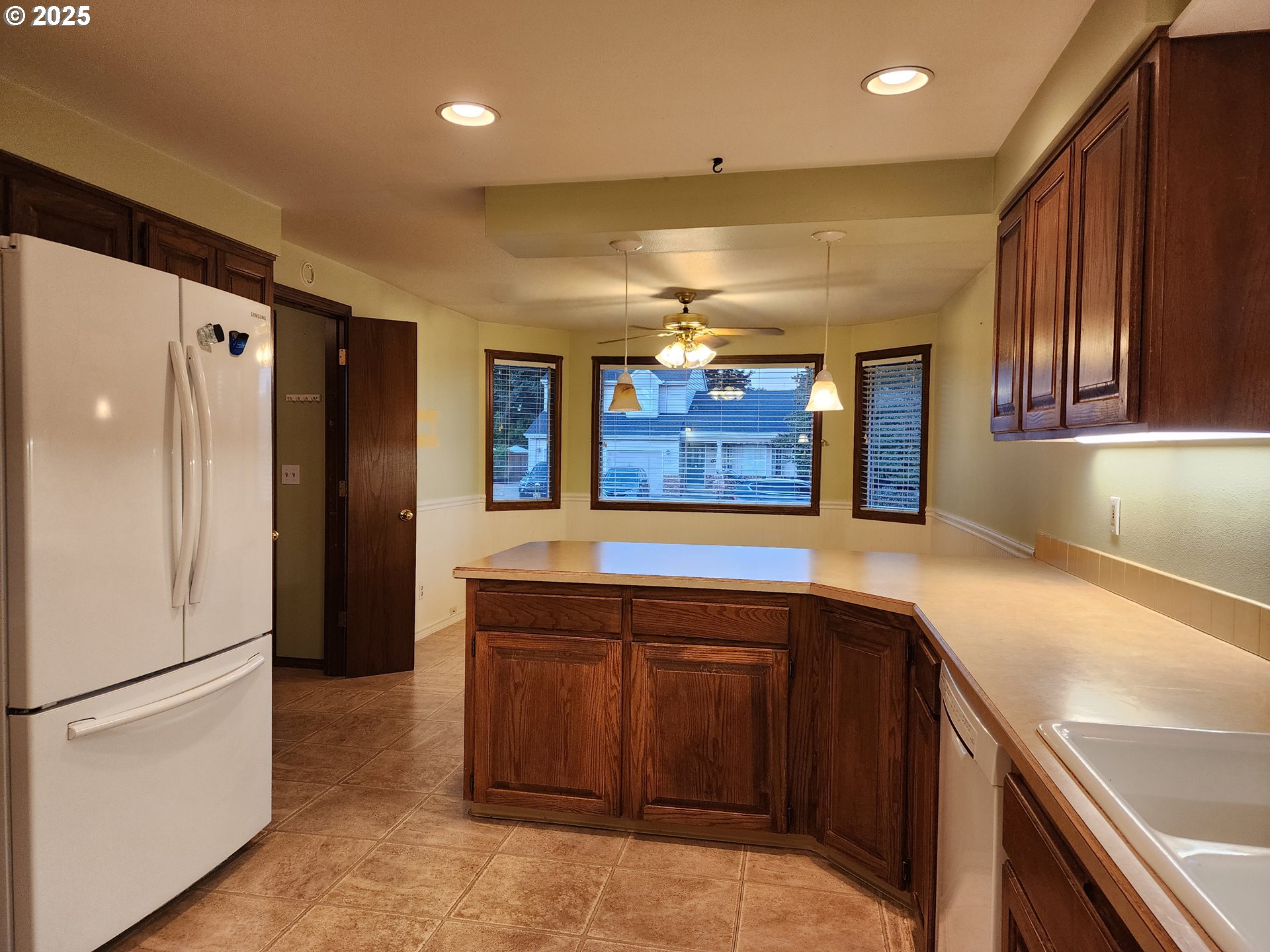 1527 NE LAURELWOOD CIR