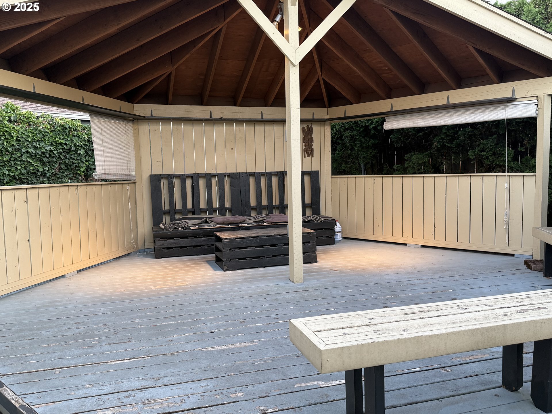 1527 NE LAURELWOOD CIR