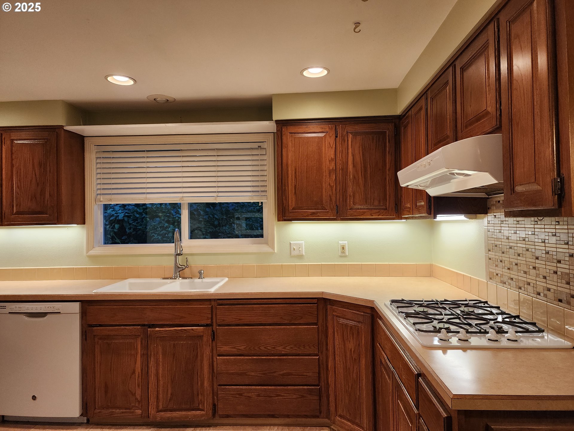 1527 NE LAURELWOOD CIR