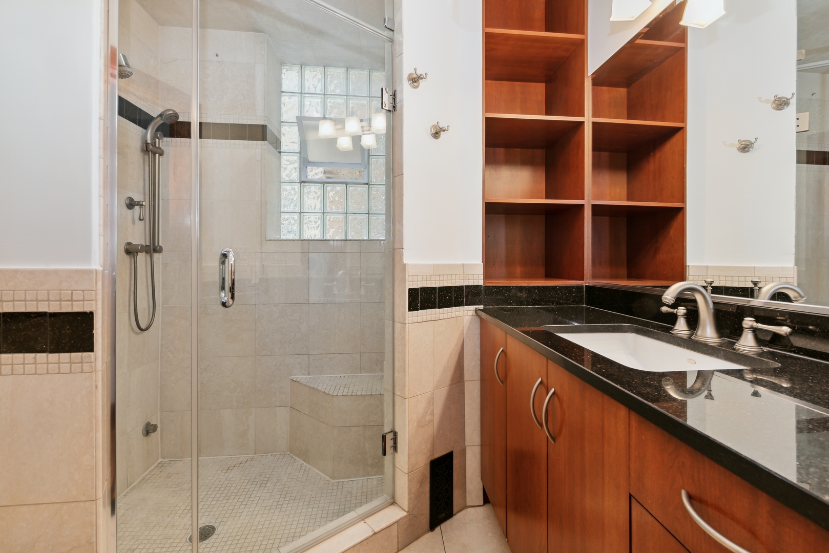 1464 W Winona Street Unit: 1