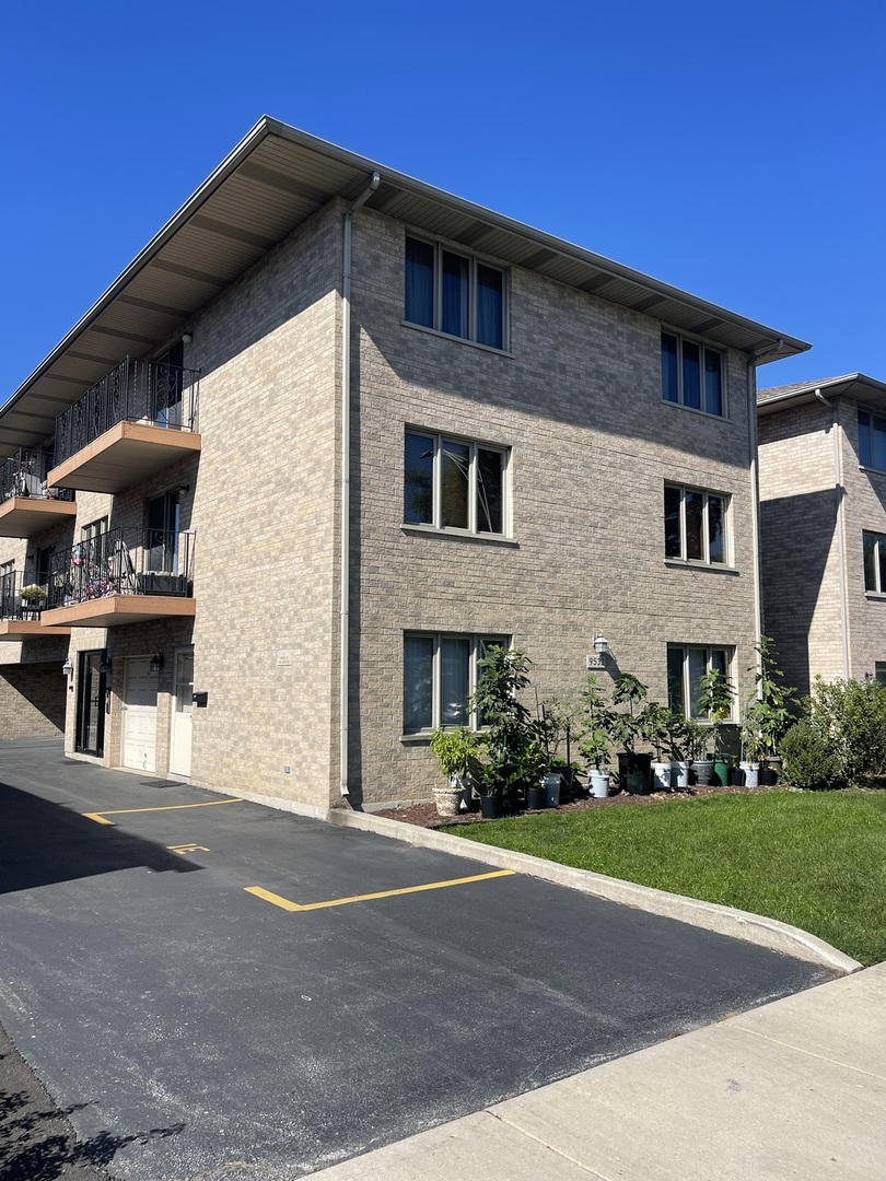 9532 MINNICK Avenue Unit: 1E