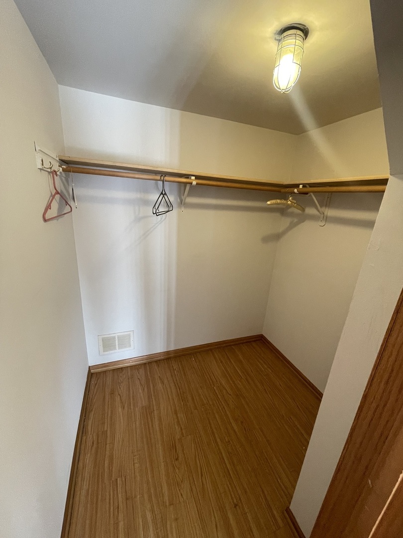 9532 MINNICK Avenue Unit: 1E