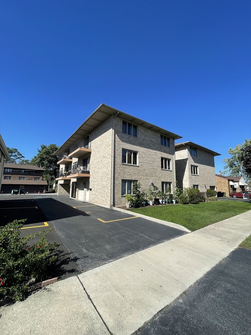 9532 MINNICK Avenue Unit: 1E