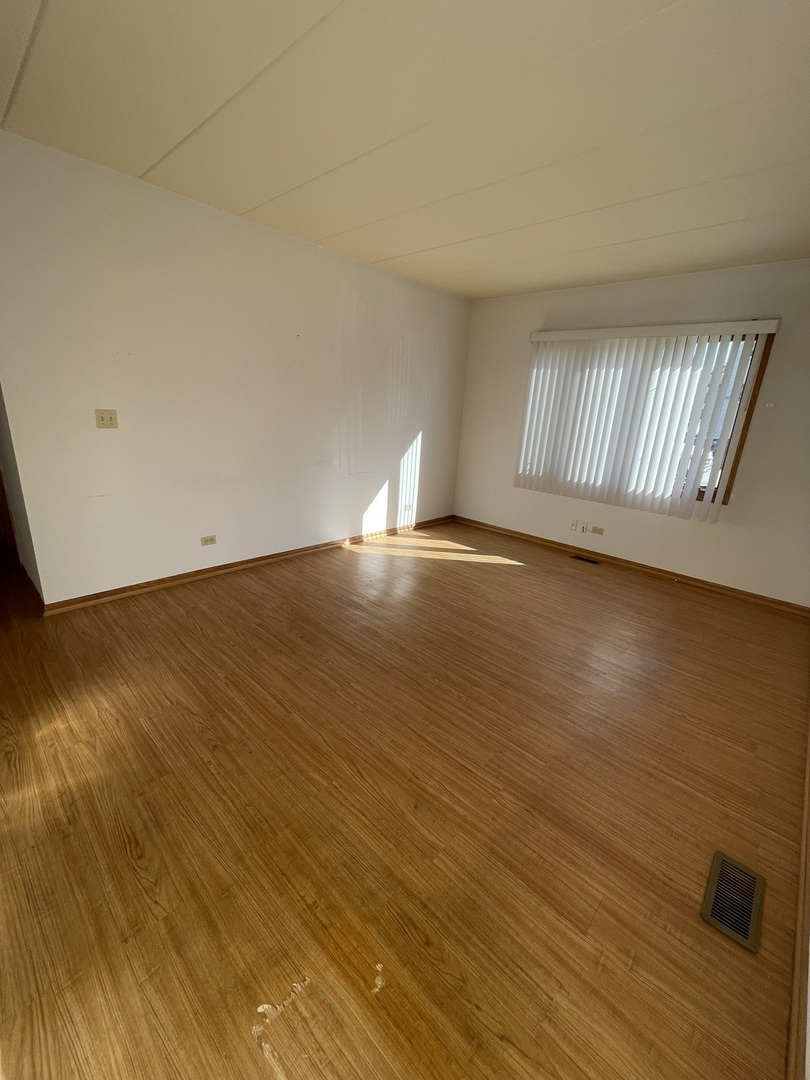 9532 MINNICK Avenue Unit: 1E