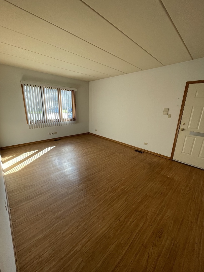 9532 MINNICK Avenue Unit: 1E