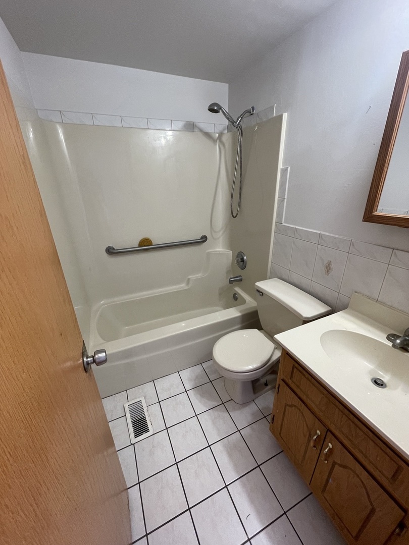 9532 MINNICK Avenue Unit: 1E