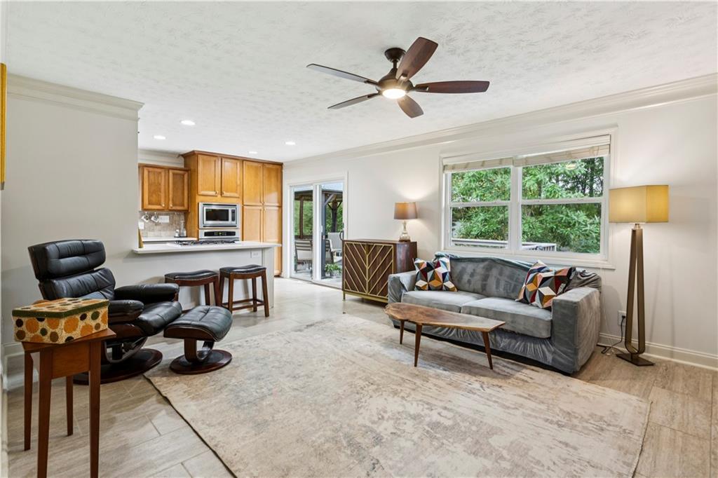 3075 Vandiver Drive