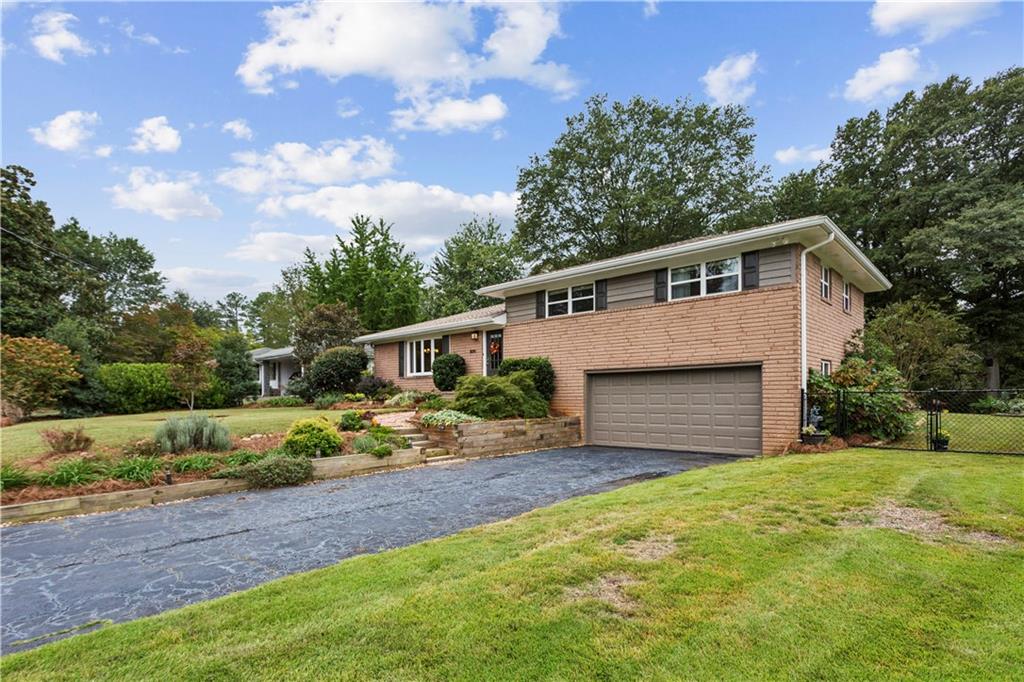 3075 Vandiver Drive