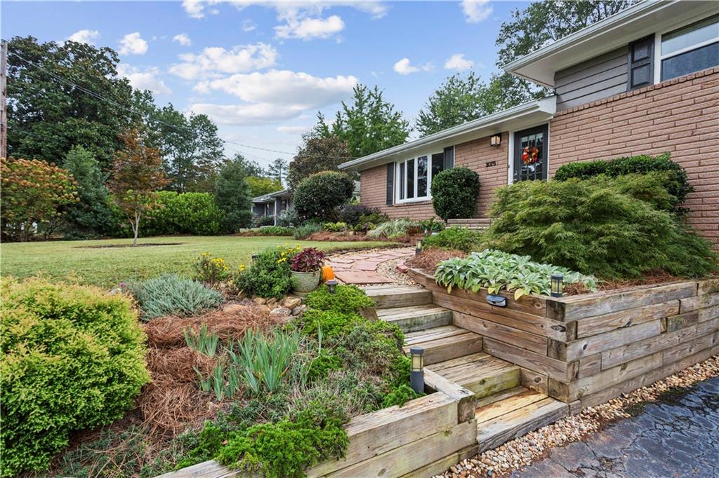3075 Vandiver Drive