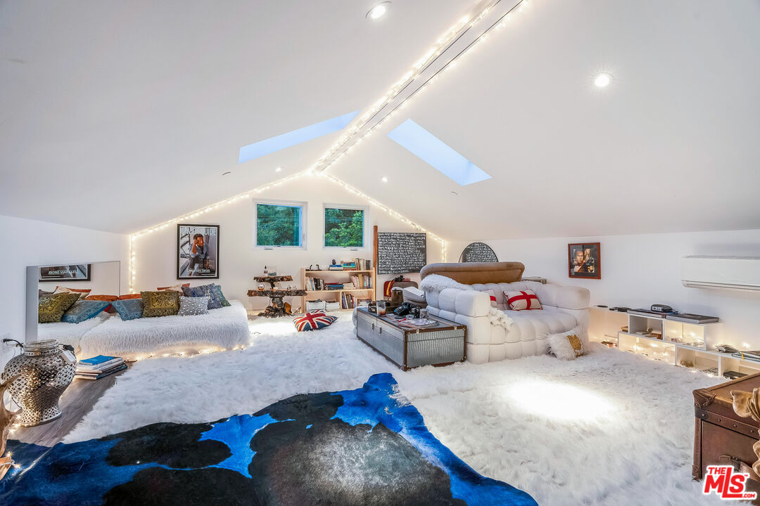 2513 Lincoln Blvd