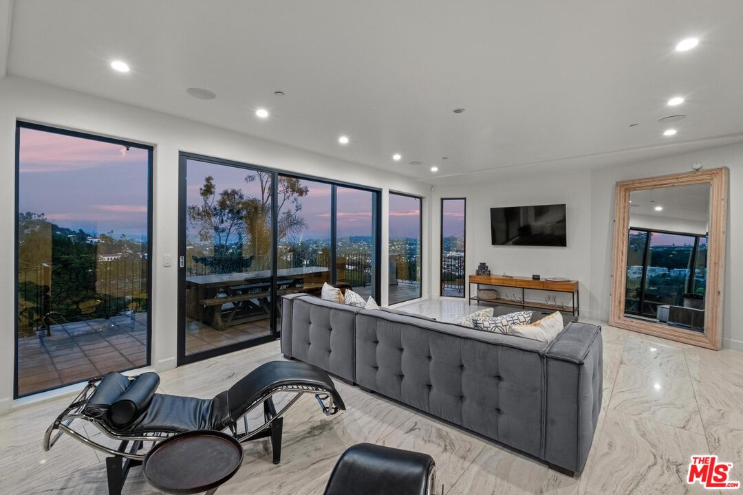 4733 Bonvue Ave