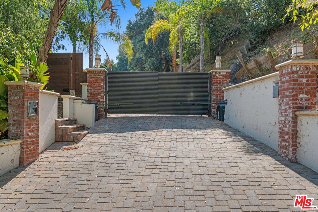 3200 Oakley Dr