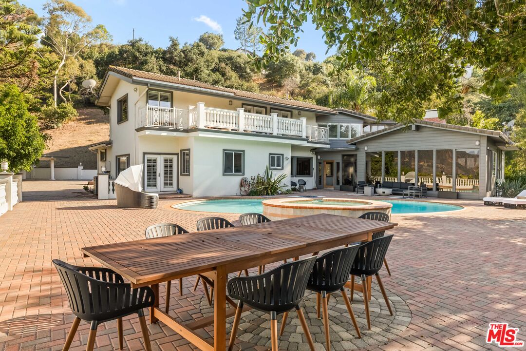 3200 Oakley Dr