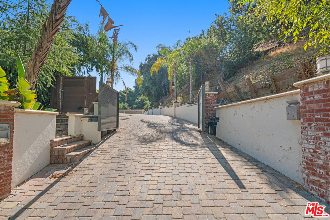 3200 Oakley Dr