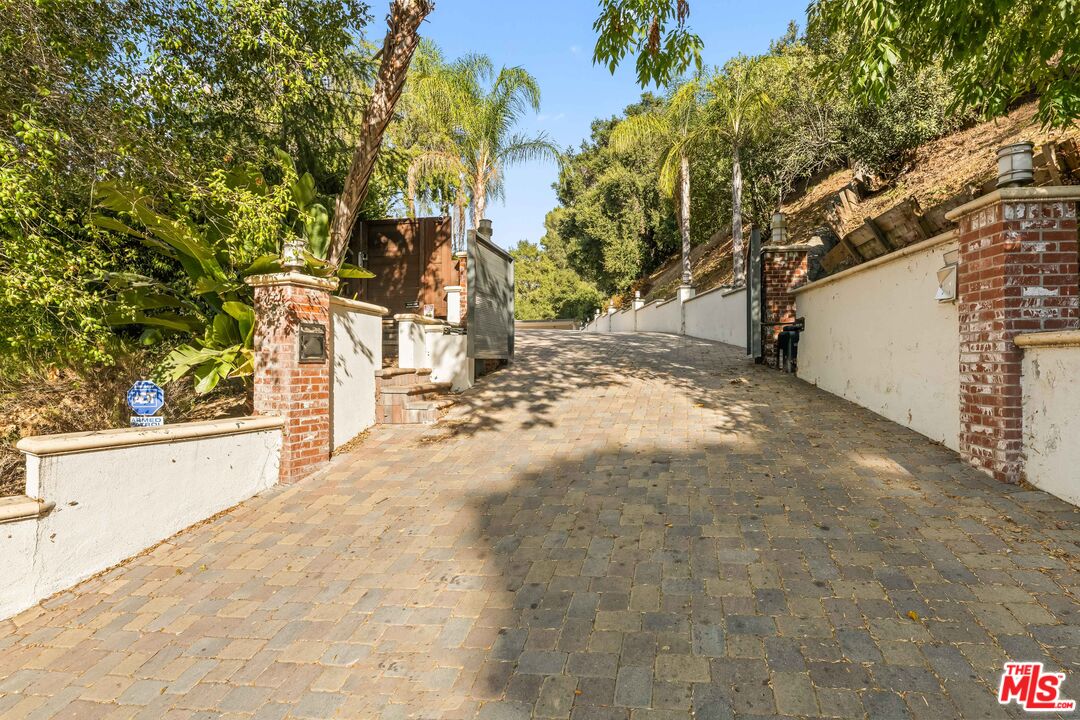 3200 Oakley Dr