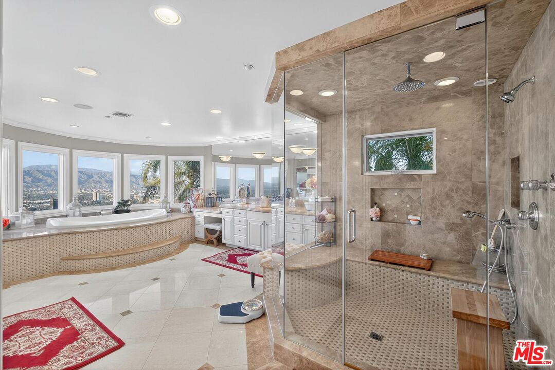 7833 Torreyson Dr
