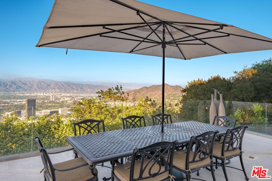 7833 Torreyson Dr