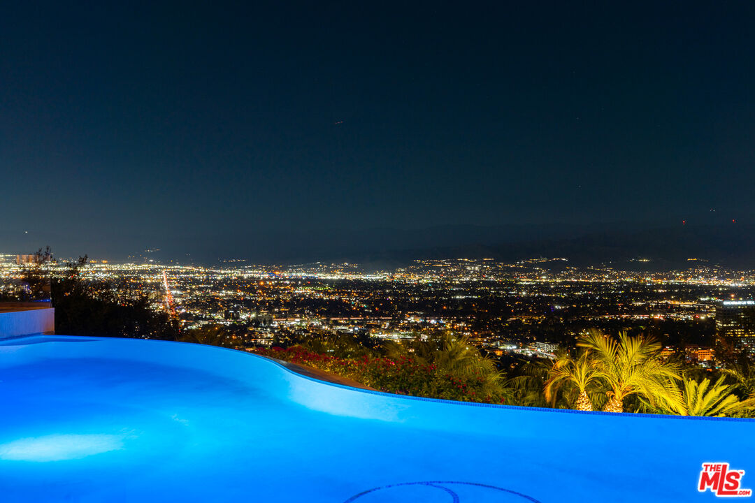 7833 Torreyson Dr