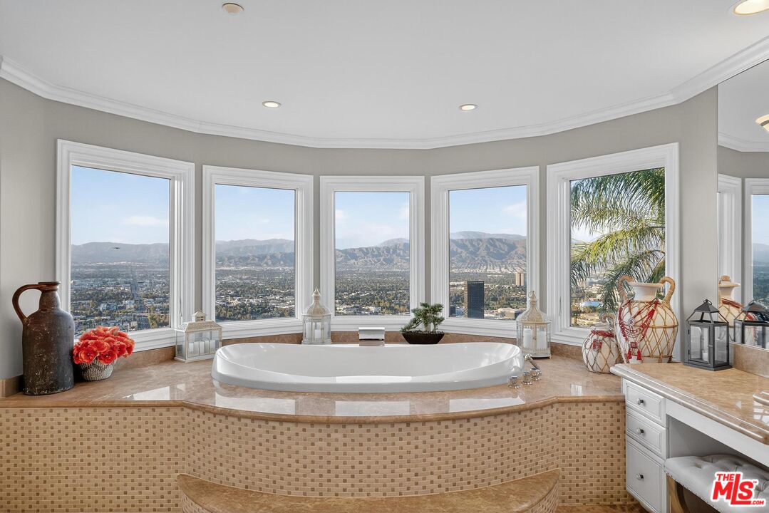 7833 Torreyson Dr