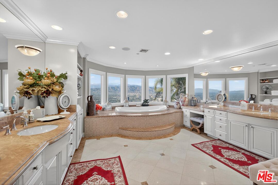 7833 Torreyson Dr