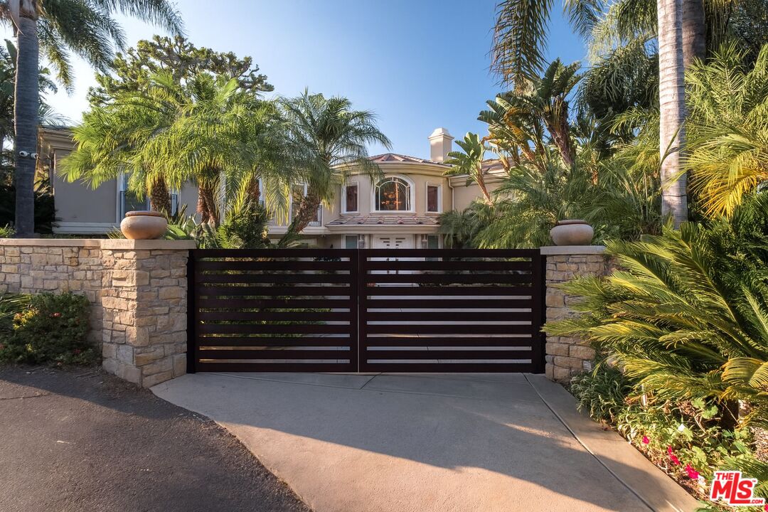 7833 Torreyson Dr