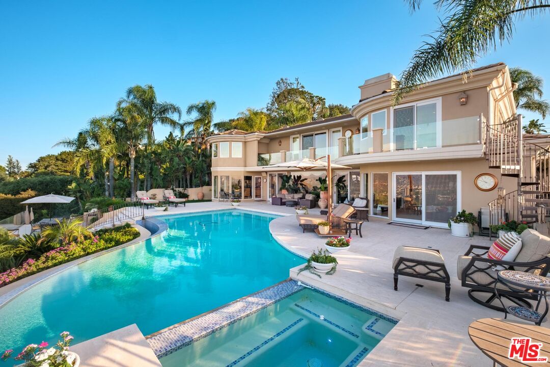 7833 Torreyson Dr