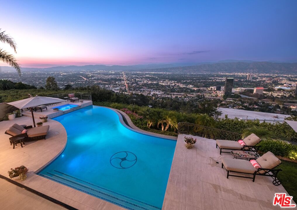 7833 Torreyson Dr
