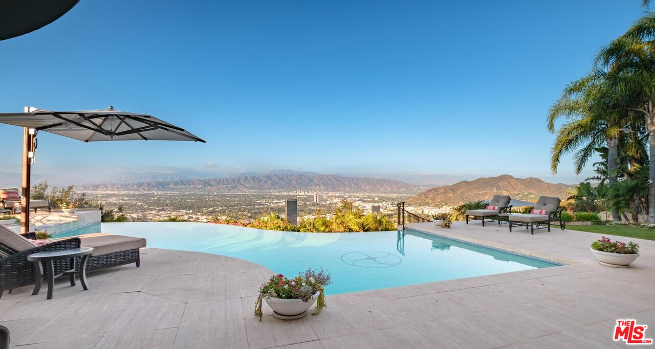 7833 Torreyson Dr