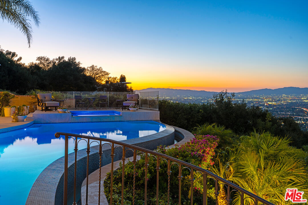 7833 Torreyson Dr