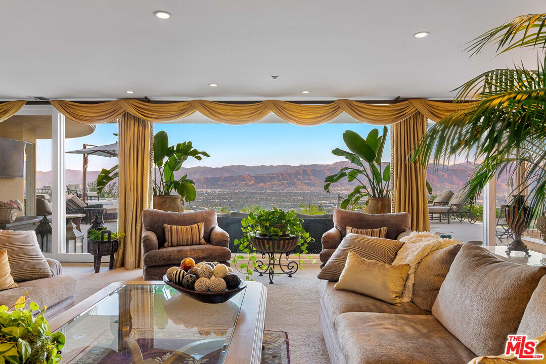 7833 Torreyson Dr