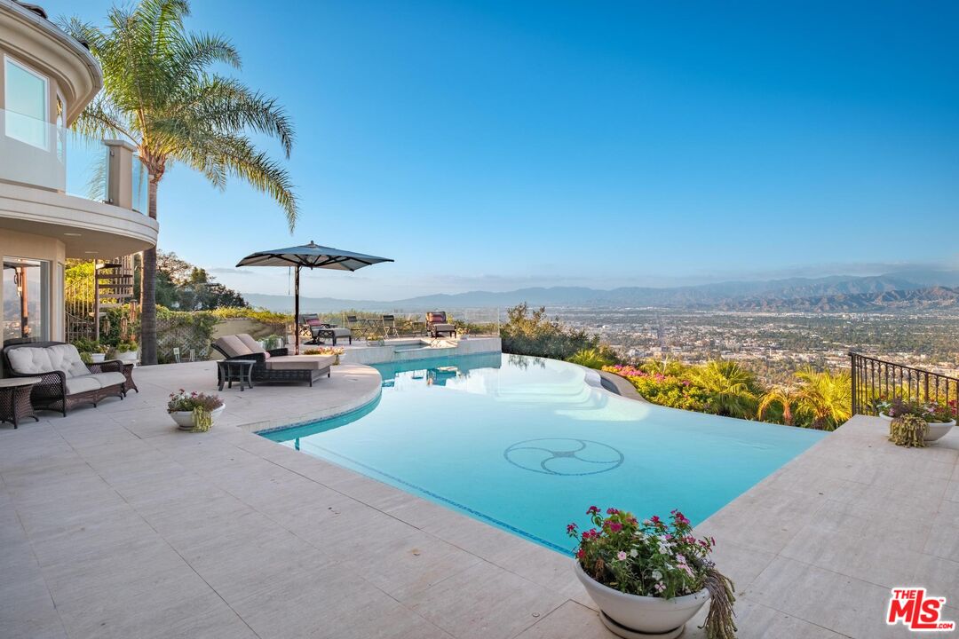 7833 Torreyson Dr