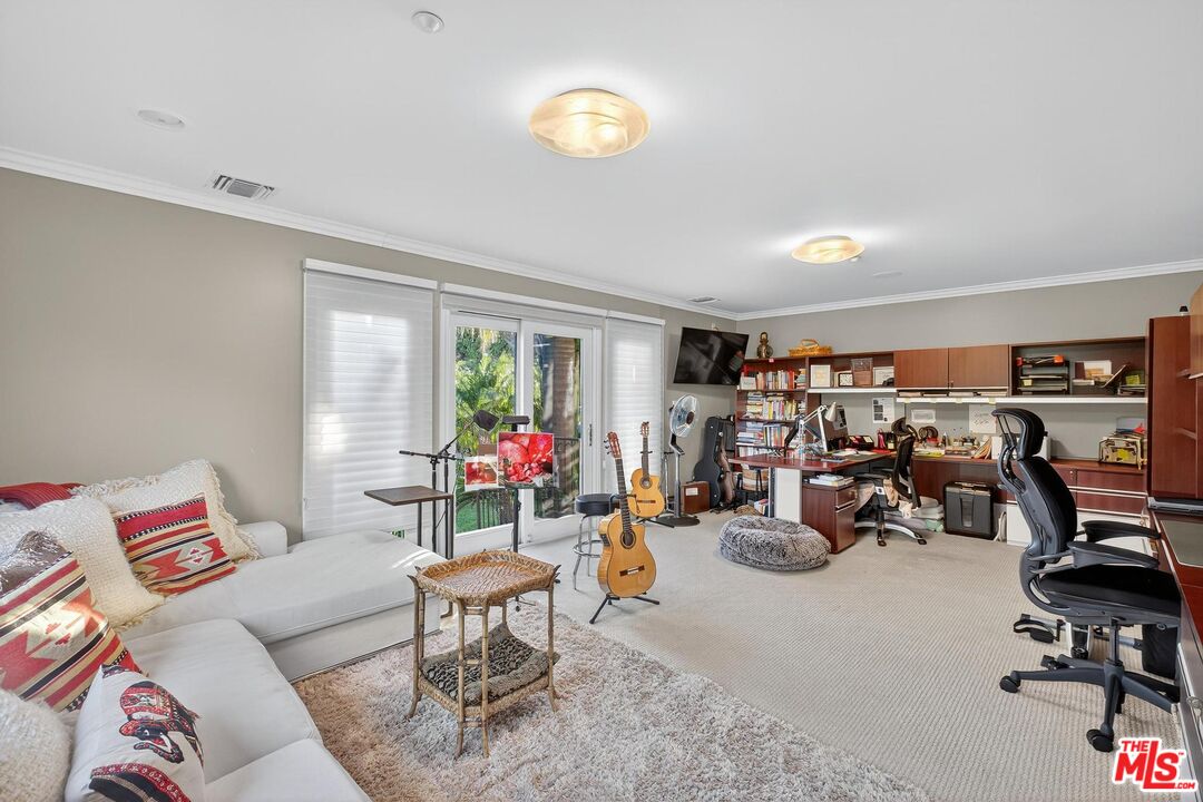 7833 Torreyson Dr