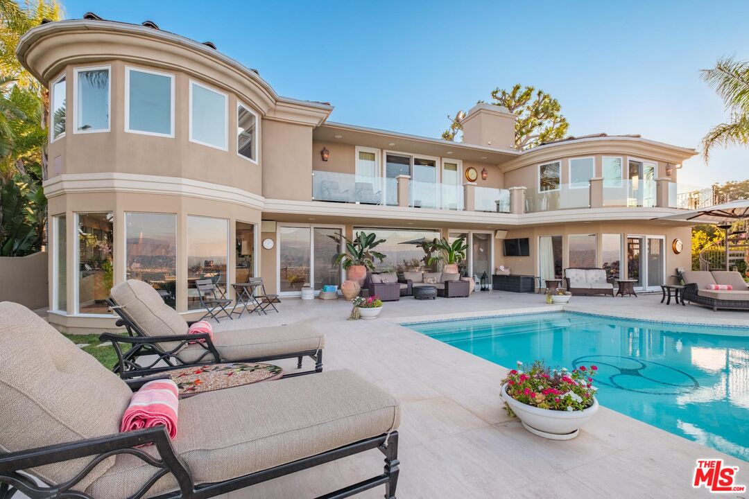 7833 Torreyson Dr