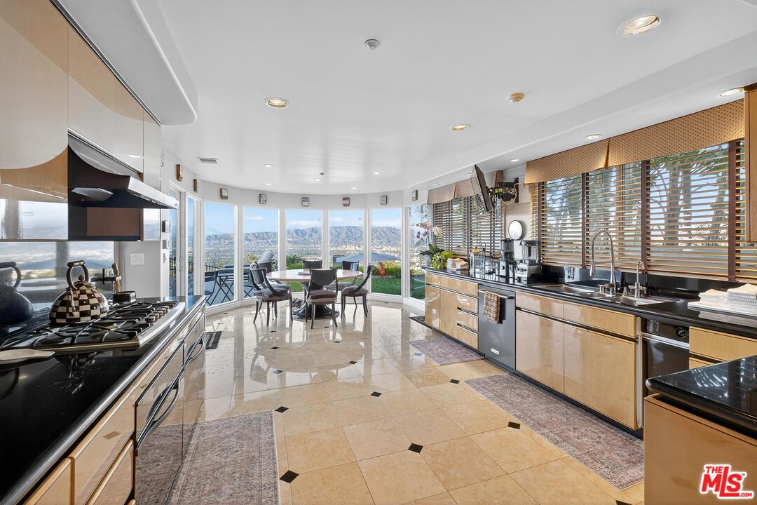 7833 Torreyson Dr